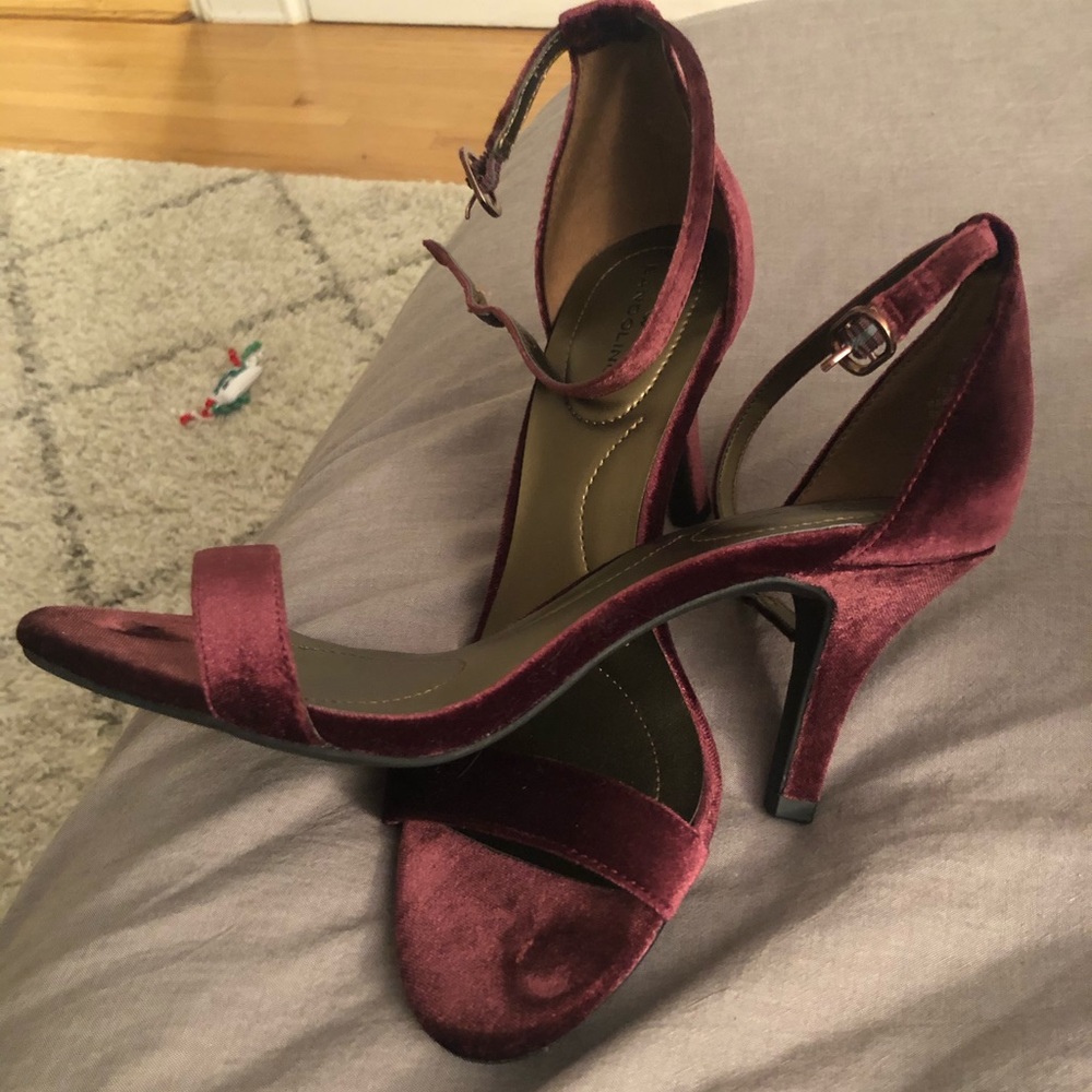 NEVER WORN SANGARIA COLORED VELVET HEELS